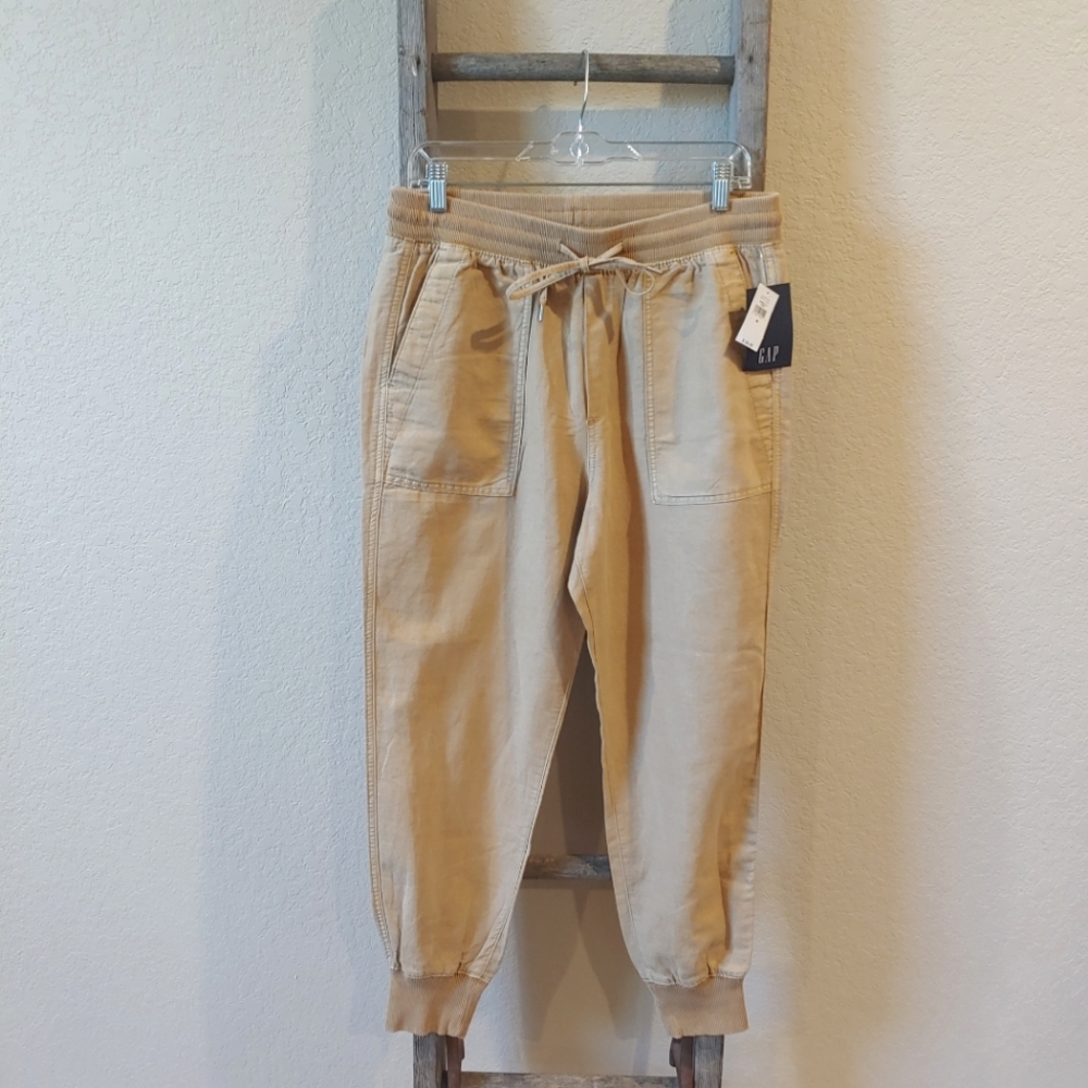 NWT- GAP Women's Beige Loose Fit Capris- Size M